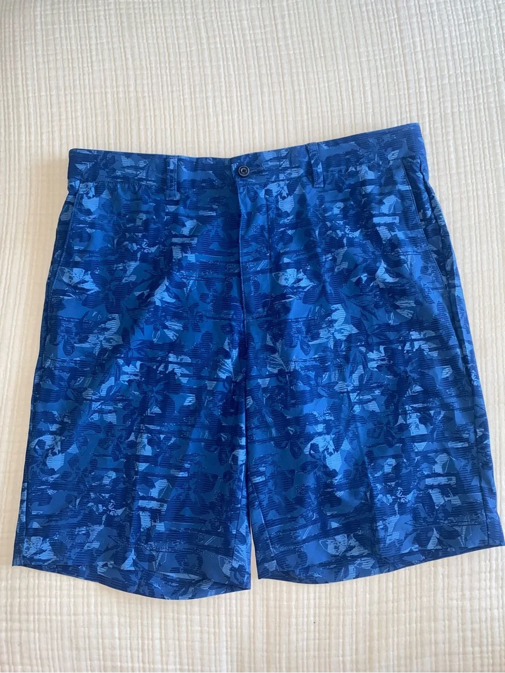 PGA TOUR Men’s Blue Abstract Print Shorts – Size 34